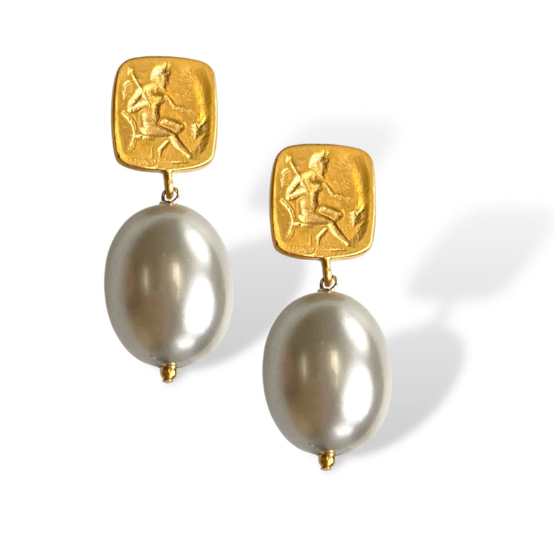 Bacchus Pearl Drop Earring in Fawn